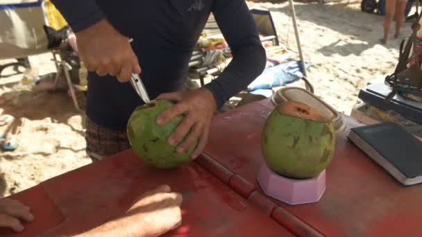 Ein Verkäufer Öffnet Eine Grüne Kokosnuss Zum Trinken Strand Der — Stockvideo