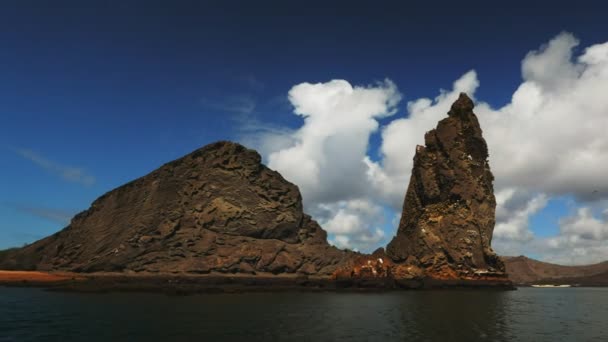 Zodiac Isla Bartolome Galapagos Adaları Ekvador Kayadan Pinnacle Görünümünü — Stok video