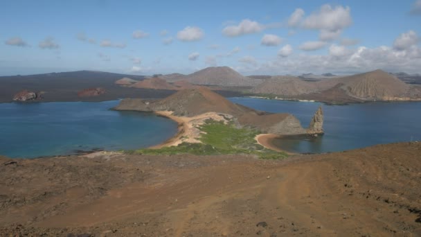 Tiro Largo Ângulo Rocha Pinnacle Bartolome Isla Nas Ilhas Galapagos — Vídeo de Stock