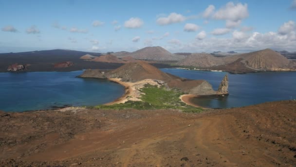 Zoom Lento Roca Pináculo Tiro Isla Bartolomé Las Islas Galápagos — Vídeo de stock