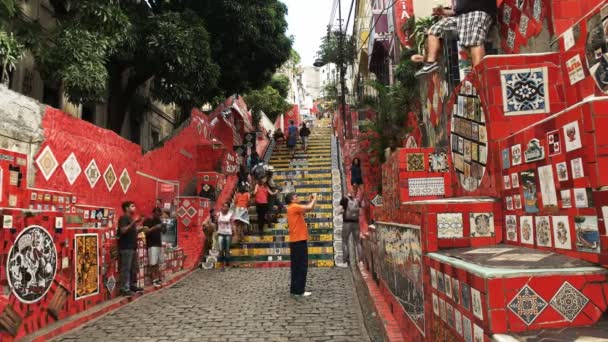 RIO DE JANEIRO, BRAZIL- 25,MAY, 2016: a tourist photographs selaron steps in rio — Stock Video