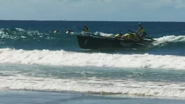 Alexandra Headland, Queensland, Australien-April 24, 2016: närbild Surf Boat Race avsluta en tävling — Stockvideo