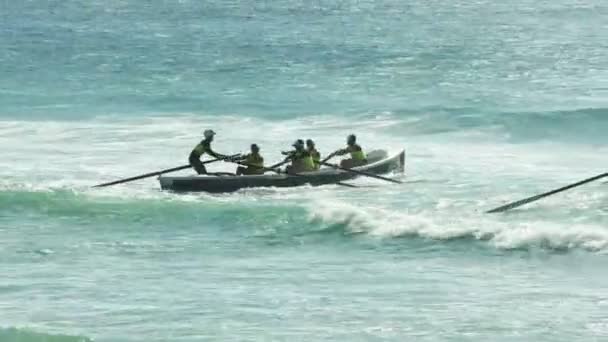 Alexandra Headland, Queensland, Ausztrália-április 21, 2016: háttérvilágítással lövés a surf csónakok küzd hullámok egy versenyen — Stock videók