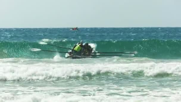 A surf boat goes over a wave during a final at the 2016 australian national championship — стоковое видео