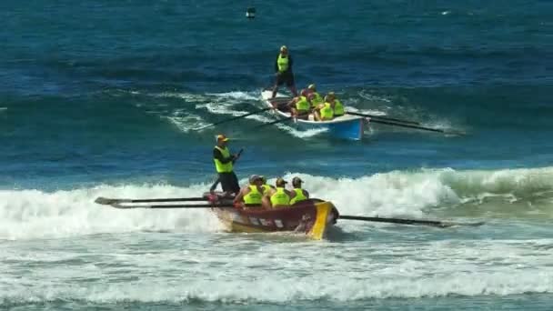 Alexandra Headland, Queensland, Avustralya- 22 Nisan 2016: Bir yarışın sonunda dalgalar yakalayan iki sörf teknesi — Stok video