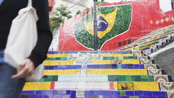 RIO DE JANEIRO, BRAZIL- 25, MAY, 2016: 3 sumbu gimbal ditembak berjalan menaiki tangga selaron di rio — Stok Video