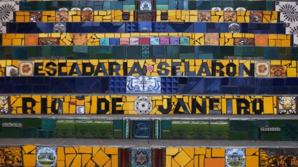 Rio de Janeiro, Brasilien-25, maj, 2016: närbild av selaron steg i Rio de Janeiro — Stockvideo