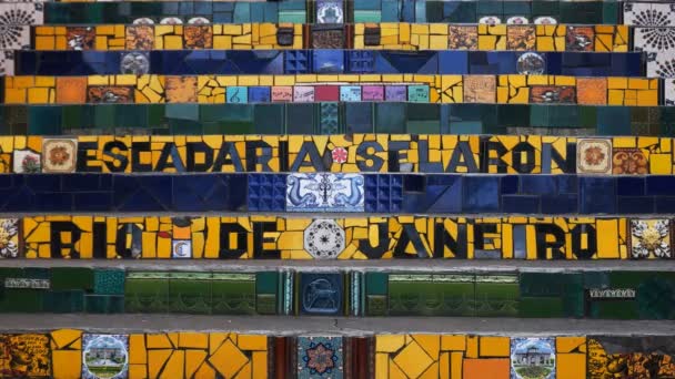 Rio de Janeiro, Brazilië-25, mei, 2016: Close-up van de selaron-trappen in Rio de Janeiro — Stockvideo