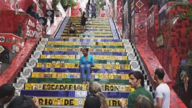 Rio De Janeiro, Brezilya- 25 Mayıs, 2016: Rio'daki selaron merdivenlerinde kalabalığın arasından yürüyen 3 eksenli gimbal vuruldu