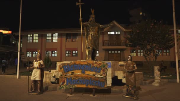 Ripresa notturna della statua dei pachacuti in aguas calientes — Video Stock