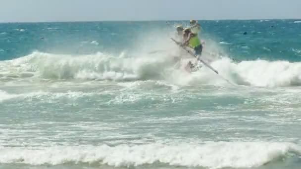 Alexandra Headland, Queensland, Ausztrália-április 24, 2016: a surf hajószemélyzet elején a verseny — Stock videók