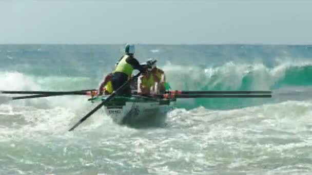 Alexandra headland, queensland, australien - 24. april 2016: der blick vom strand auf ein surfboot-rennen — Stockvideo