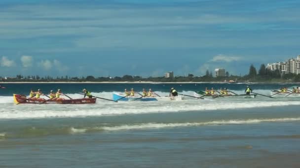 Alexandra Headland, Queensland, Australia-22 kwietnia 2016: szeroki strzał z początku wyścigu Surf Boat — Wideo stockowe