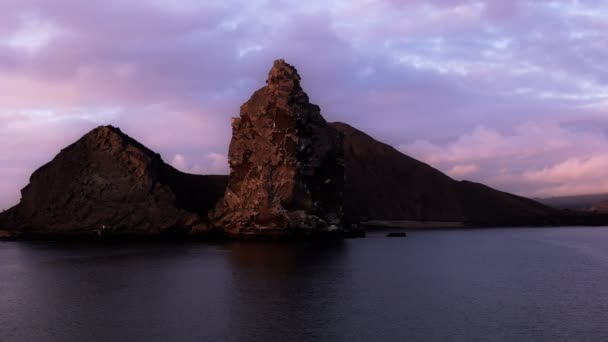 Vista do nascer do sol da rocha pináculo em isla bartolome nas galápagos — Vídeo de Stock