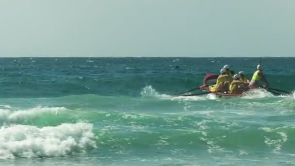 ALEXANDRA HEADLAND, QUEENSLAND, AUSTRÁLIA - 24 de abril de 2016: noosa heads surf boat racing in the 2016 — Vídeo de Stock