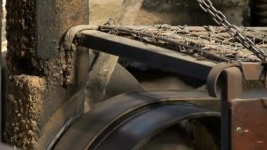 tazmanya batı kıyısında Strahan bir huon çam kereste fabrikasında sürücü kemerleri ve tekerlekleri yakın