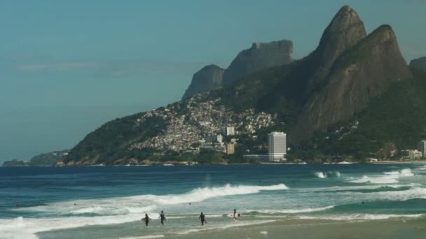 Surfistas remando en la playa de ipanema en rio de janeiro — Vídeo de stock