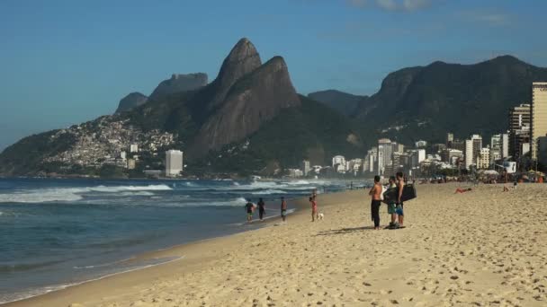 Группа серферов наблюдает за волнами на ипанеме в Рио — стоковое видео