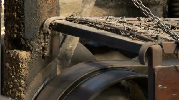 gros plan des courroies motrices et des roues dans une scierie de pins huon à strahan sur la côte ouest de la tasmanie 