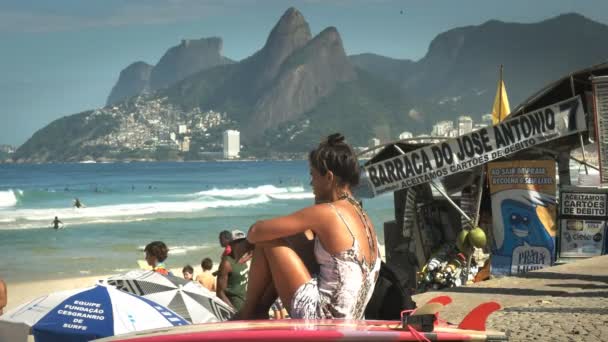 リオデジャネイロ、ブラジル- 24、5月、2016:リオデジャネイロのイパネマビーチで女性サーファー — ストック動画