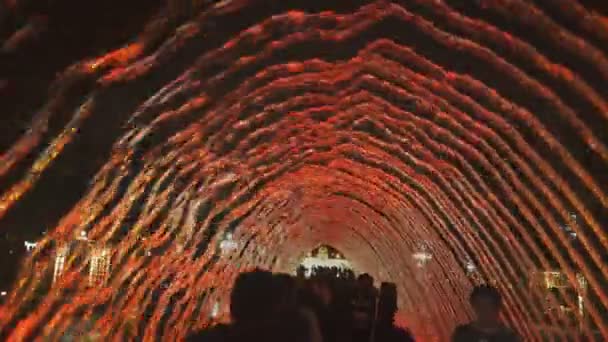 Gimbal shot camminando attraverso il tunnel delle sorprese fontana in Lima — Video Stock