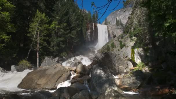 Весенний водопад в национальном парке Йосемити, Сша — стоковое видео
