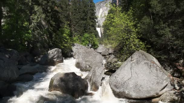 Vysoká hladina vody na jaře na jarní vodopády v yoosemitském národním parku — Stock video