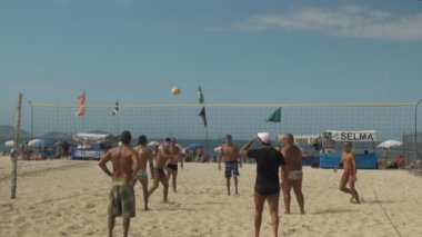 Rio De Janeiro, Brezilya- 26 Mayıs, 2016: Rio Copacabana plajında voleybol oyununda servis