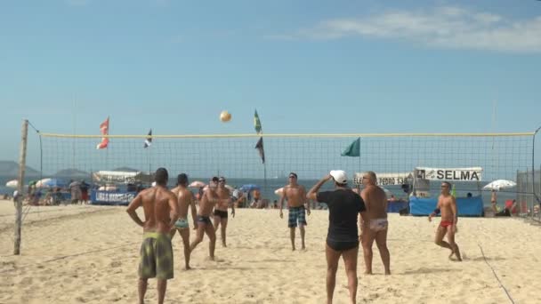 Rio De Janeiro, Brezilya- 26 Mayıs, 2016: Rio Copacabana plajında bir voleybol maçında oynanan bir noktanın çekimi — Stok video