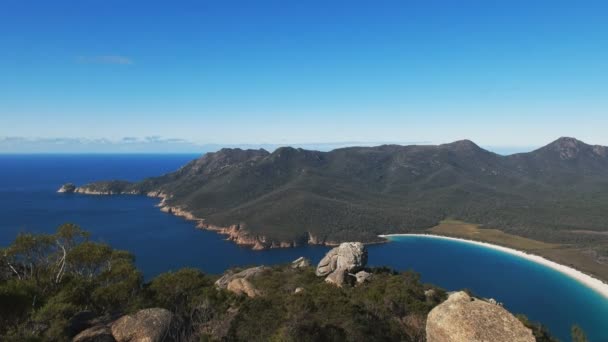Wineglass bay from mt amos in freycinet national park — Stock Video