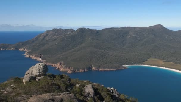 Uitzicht op de baai van Wineglass vanaf MT Amos — Stockvideo