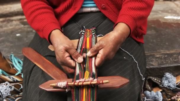 Peruanische Frau webt auf einer Straße in cusco, peru — Stockvideo