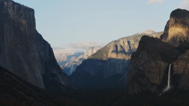 Sonnenuntergang Aufnahme von Brautschleier fällt in Yosemite — Stockvideo