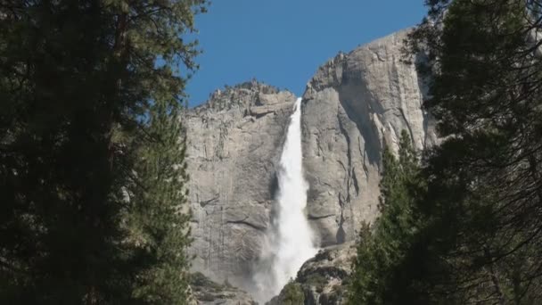 Nahaufnahme von Yosemite-Wasserfällen im Yosemite-Nationalpark — Stockvideo