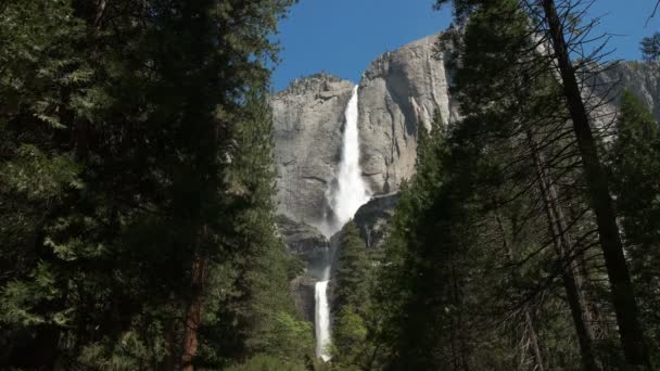 Vidvinkel skott av Yosemite Falls i Yosemite National Park — Stockvideo
