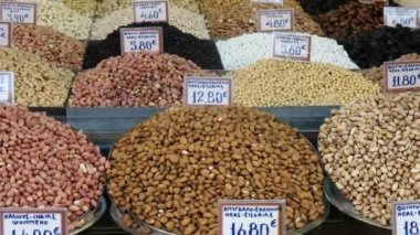 atina merkez pazarında çeşitli fındık ve meyve