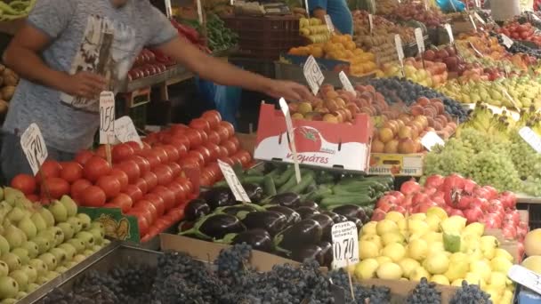 Een leverancier ontkisten tomaten te koop op de centrale markt in Athene — Stockvideo