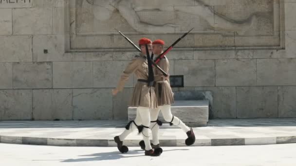 アテネ、ギリシャ-2016年9月4日:アテネの議会で行進する茶色の日常の制服を着た警備員のクローズアップ — ストック動画