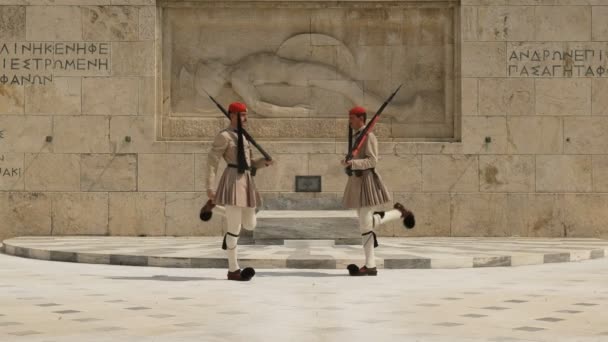 Atina, Yunanistan- 16 Eylül 2016: Yunan parlamentosu yakınında kimliği belirsiz askerin mezarından geçen muhafızlar — Stok video