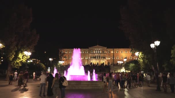 Athen, Griechenland - 4. September 2016: Syntagma-Platz und griechisches Parlament bei Nacht — Stockvideo