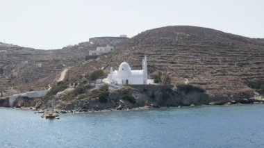 ios adasında ormos limanında agia irini kilisesi