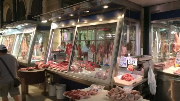 ATENAS, GRECIA-SEPTIEMBRE, 16 DE SEPTIEMBRE DE 2016: varios carniceros del mercado central en puestos de athens — Vídeo de stock