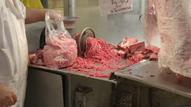 Een slager grinds miced Meat op de centrale markt van Athene — Stockvideo