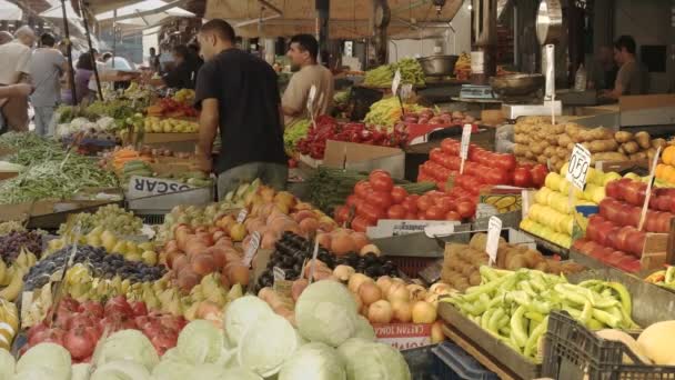 Athén, Görögország-szeptember 16, 2016: az eladó szolgálja az ügyfél a központi piacon az athéni — Stock videók