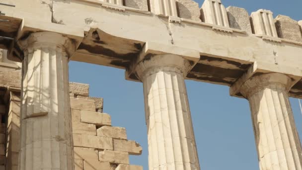 Primer plano de las columnas del erechthion en la acrópolis en athens — Vídeo de stock