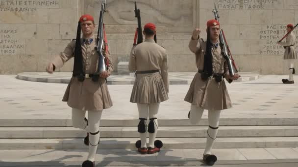 ATHÈNES, GRÈCE - 16 SEPTEMBRE 2016 : des gardes d'evones défilent vers la caméra au parlement à athens — Video