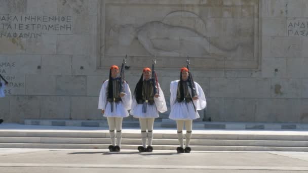 ATHÈNES, GRÈCE - 4 SEPTEMBRE 2016 : trois gardes marchent vers la caméra au parlement d'Athènes, en Grèce — Video