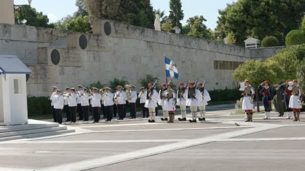 Athén, Görögország-szeptember 4, 2016: az őrséget a sírjánál az ismeretlen katona Athén, Görögország — Stock videók