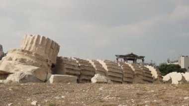Atina'daki Zeus harabeleri tapınağında düşmüş sütun