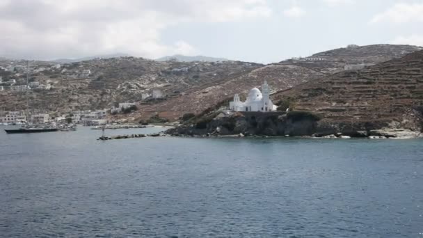 Large vue agia irini église dans le port d'Ormos l'île d'Ios, Grèce — Video